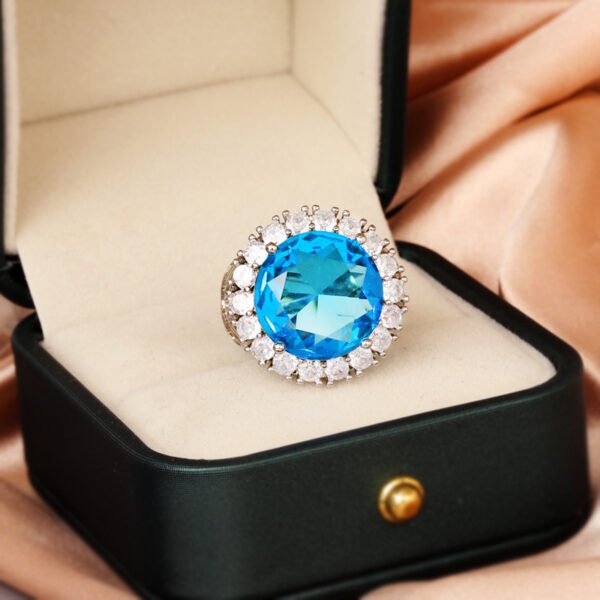 Classic Retro Hollow Ring for Women – Inspired by Italian Royal Style